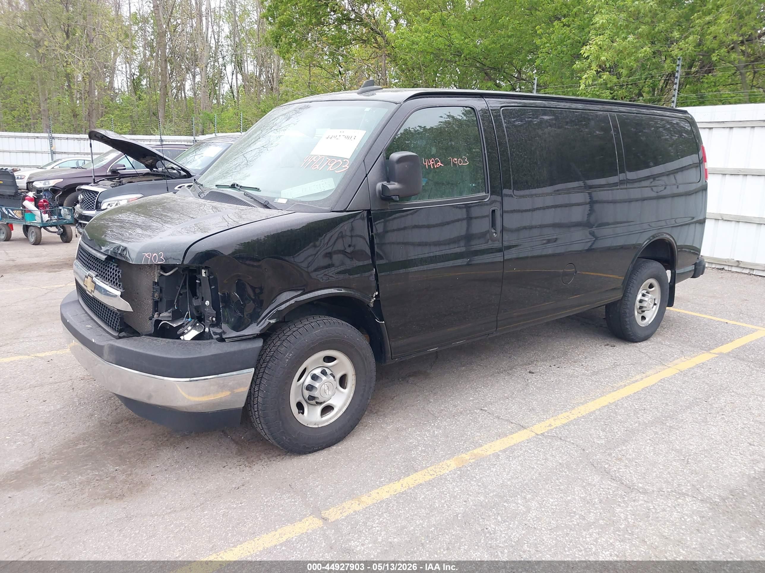 2018 CHEVROLET Express — VIN 1GCWGAFP8J1186852 — photo 2