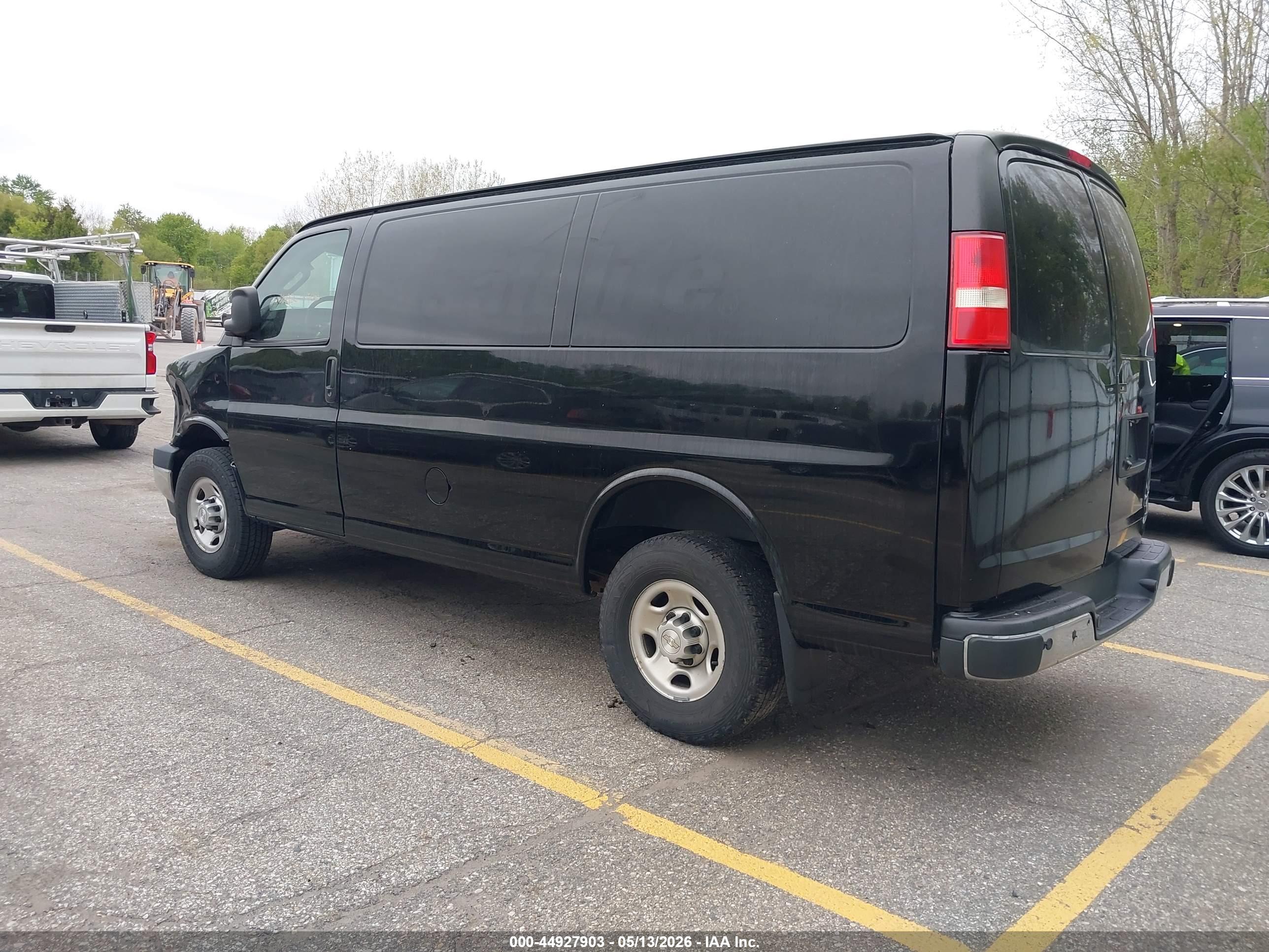 2018 CHEVROLET Express — VIN 1GCWGAFP8J1186852 — photo 3