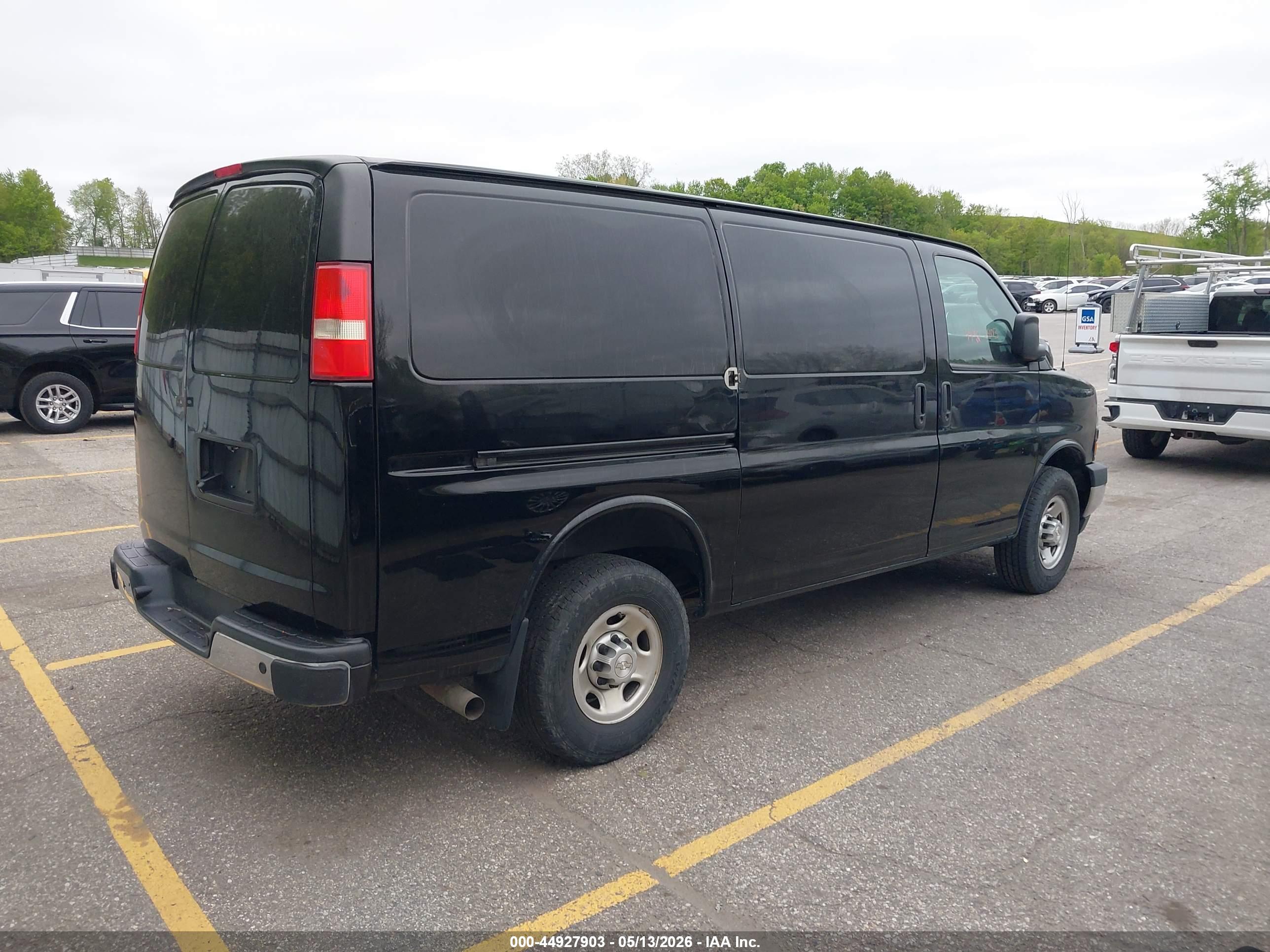 2018 CHEVROLET Express — VIN 1GCWGAFP8J1186852 — photo 4