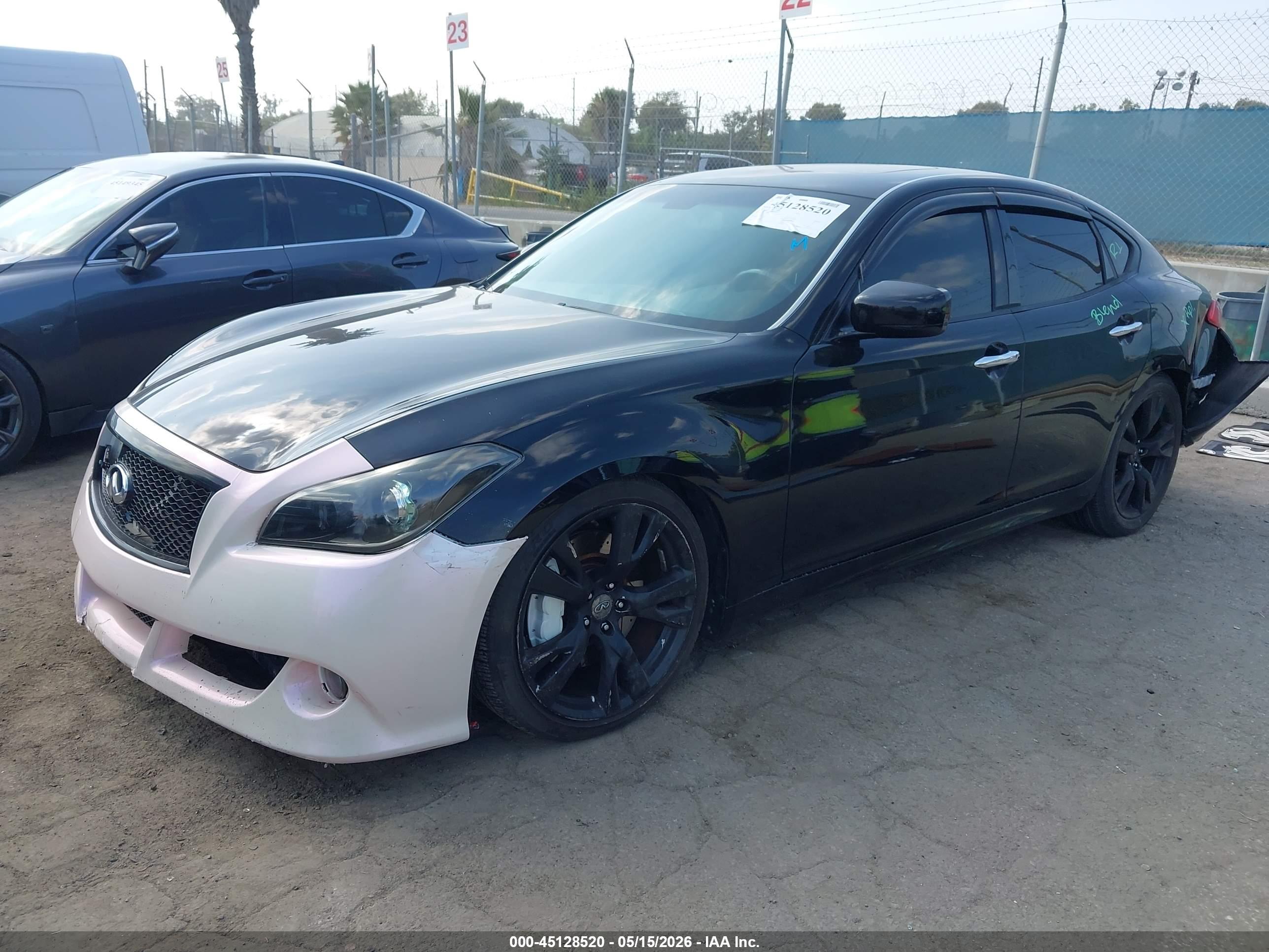 2011 INFINITI M — VIN JN1BY1AP0BM326592 — photo 2