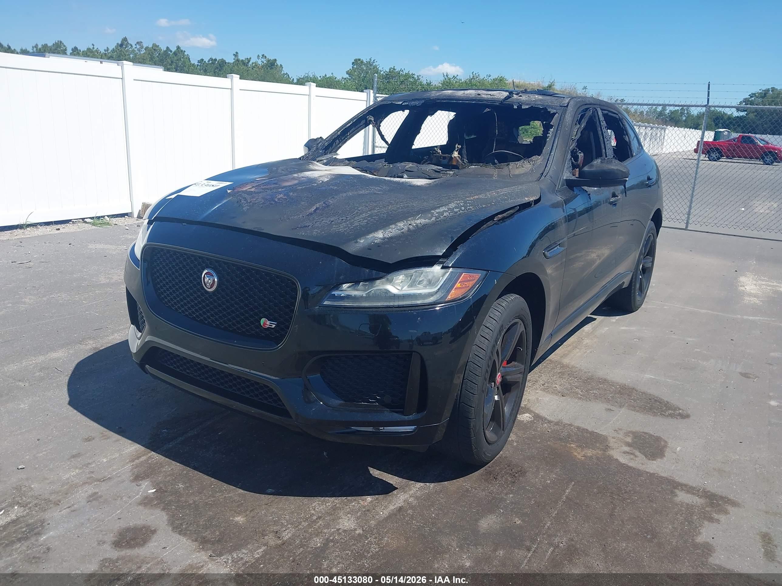 2017 JAGUAR F-Pace — VIN SADCM2BV3HA063562 — photo 2