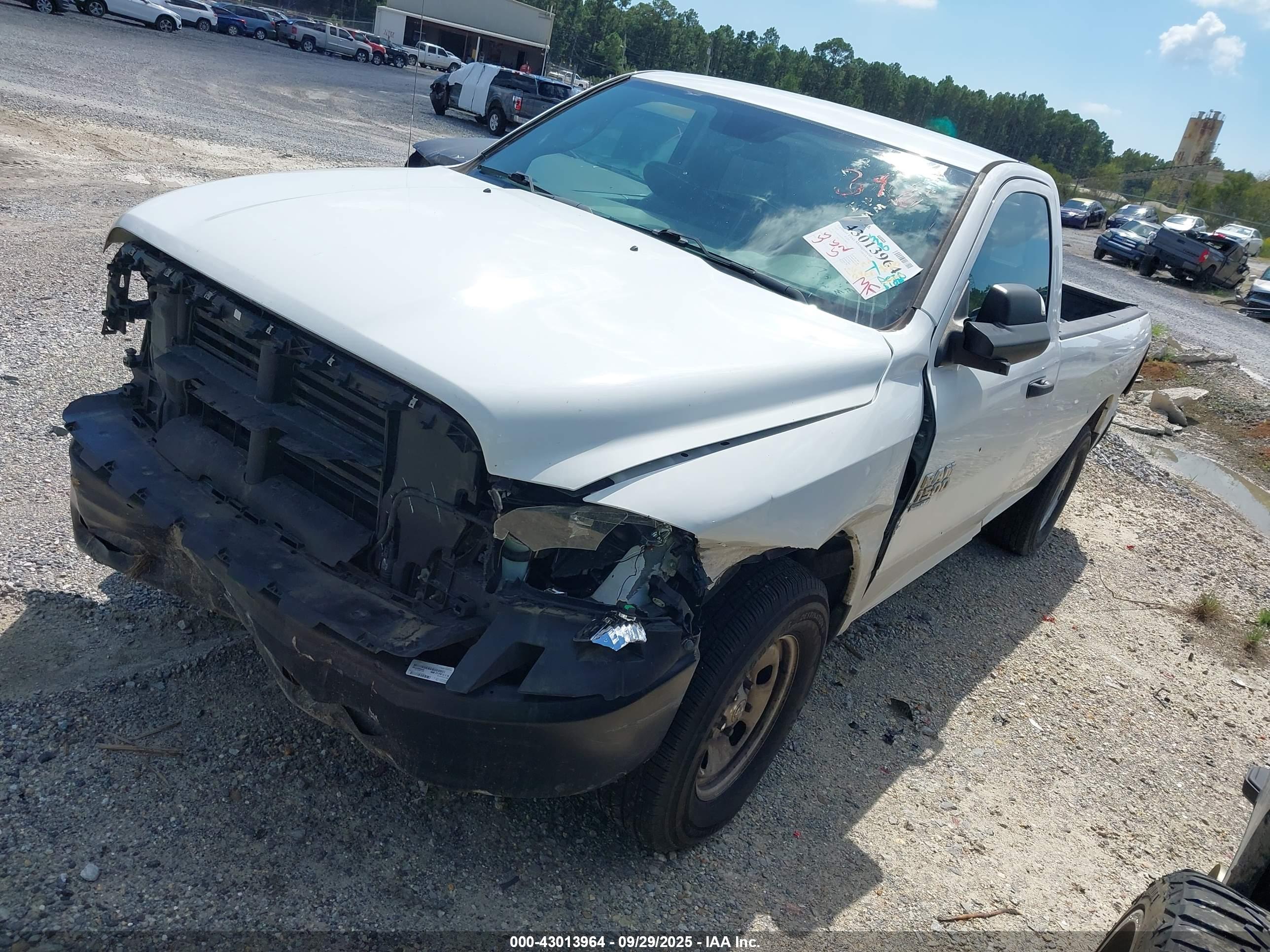 2019 RAM 1500 — VIN 3C6JR6DGXKG588757 — photo 2