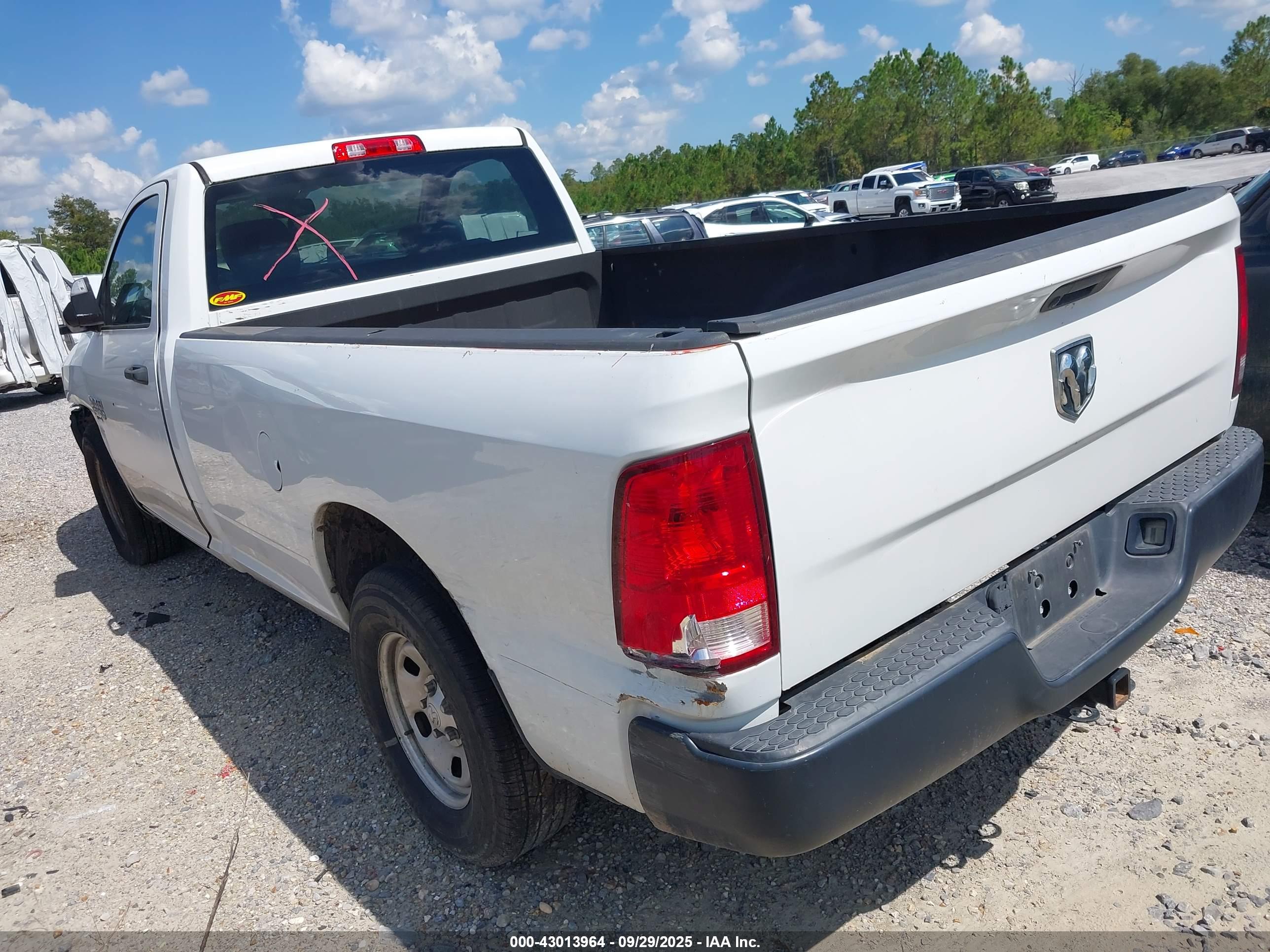 2019 RAM 1500 — VIN 3C6JR6DGXKG588757 — photo 3
