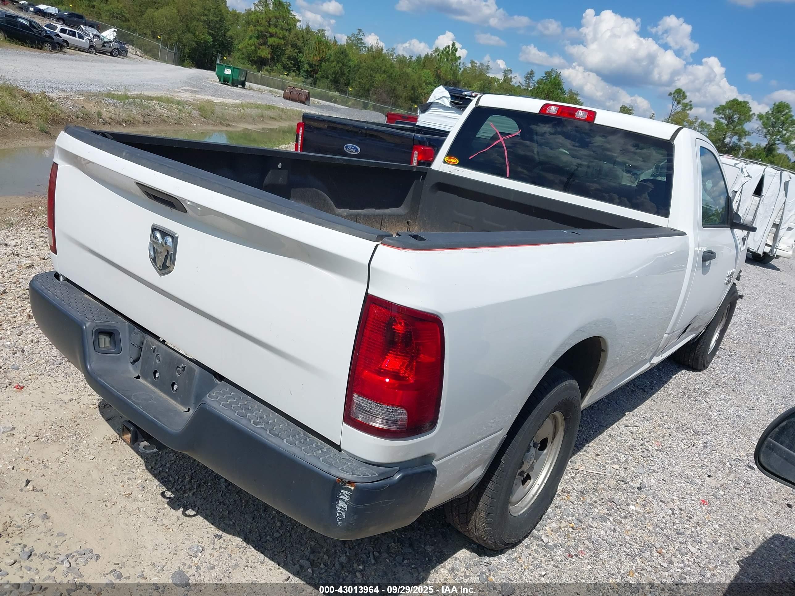 2019 RAM 1500 — VIN 3C6JR6DGXKG588757 — photo 4