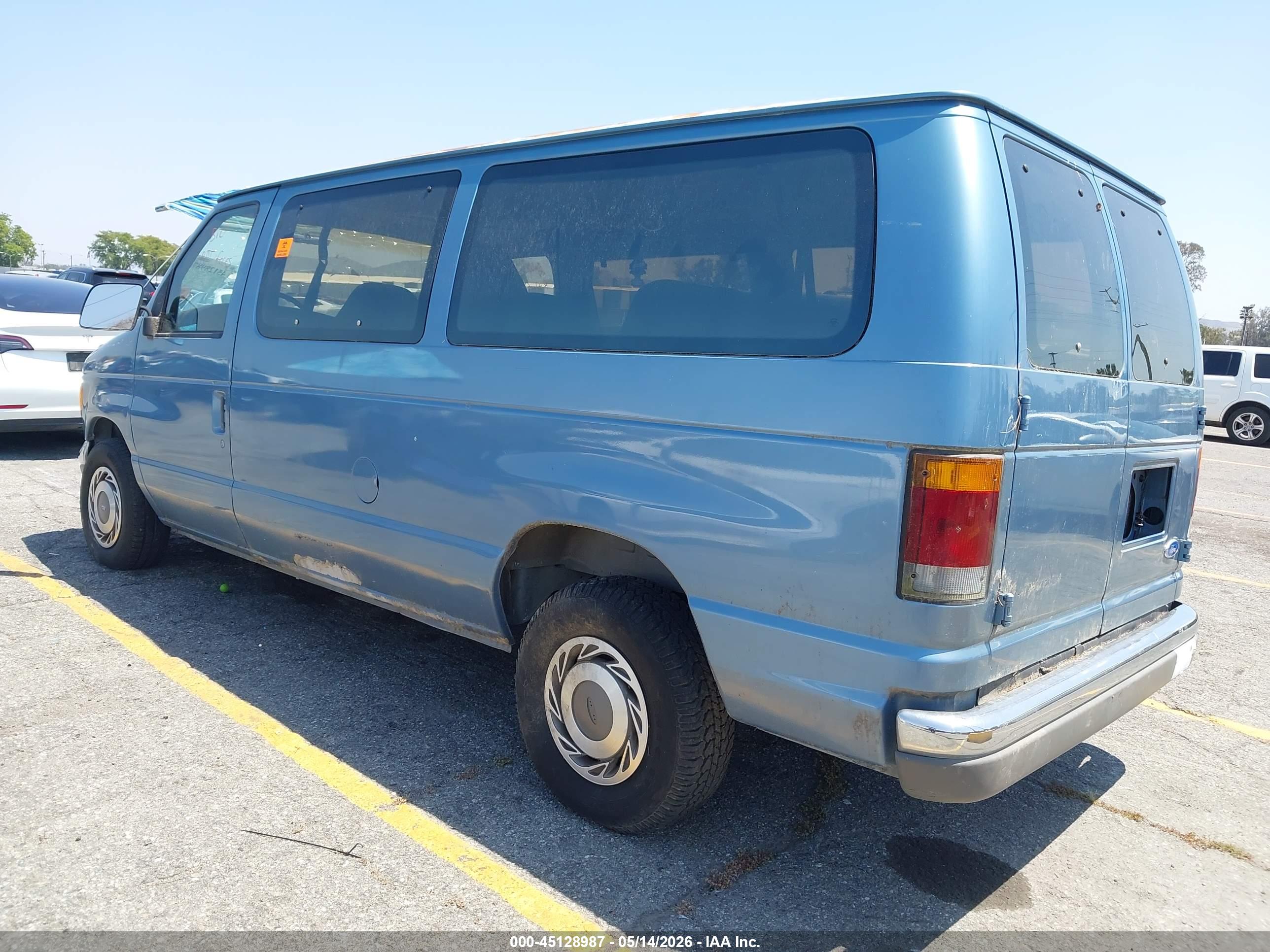 1992 FORD Econoline — VIN 1FMEE11N8NHB46657 — photo 3