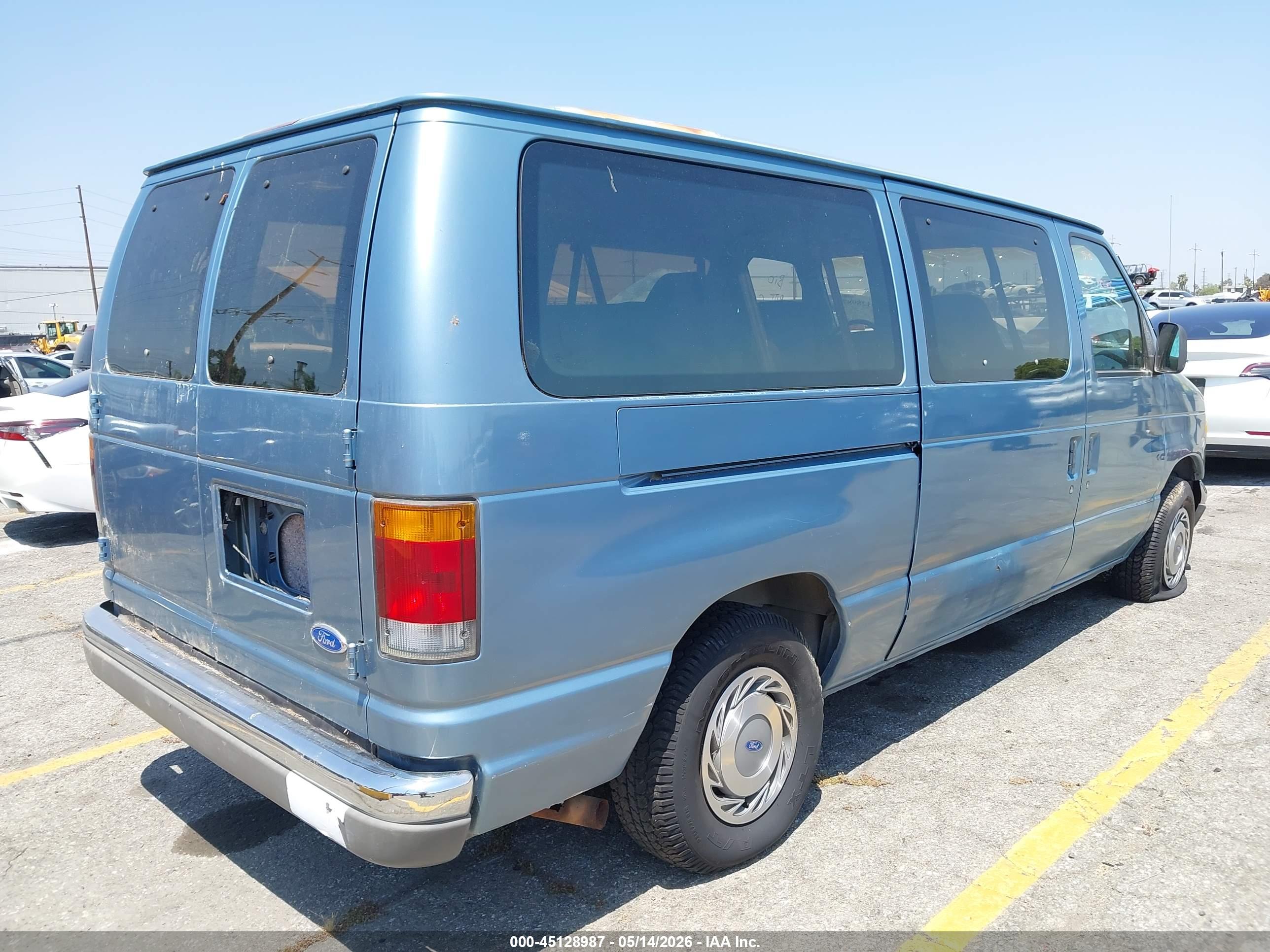 1992 FORD Econoline — VIN 1FMEE11N8NHB46657 — photo 4