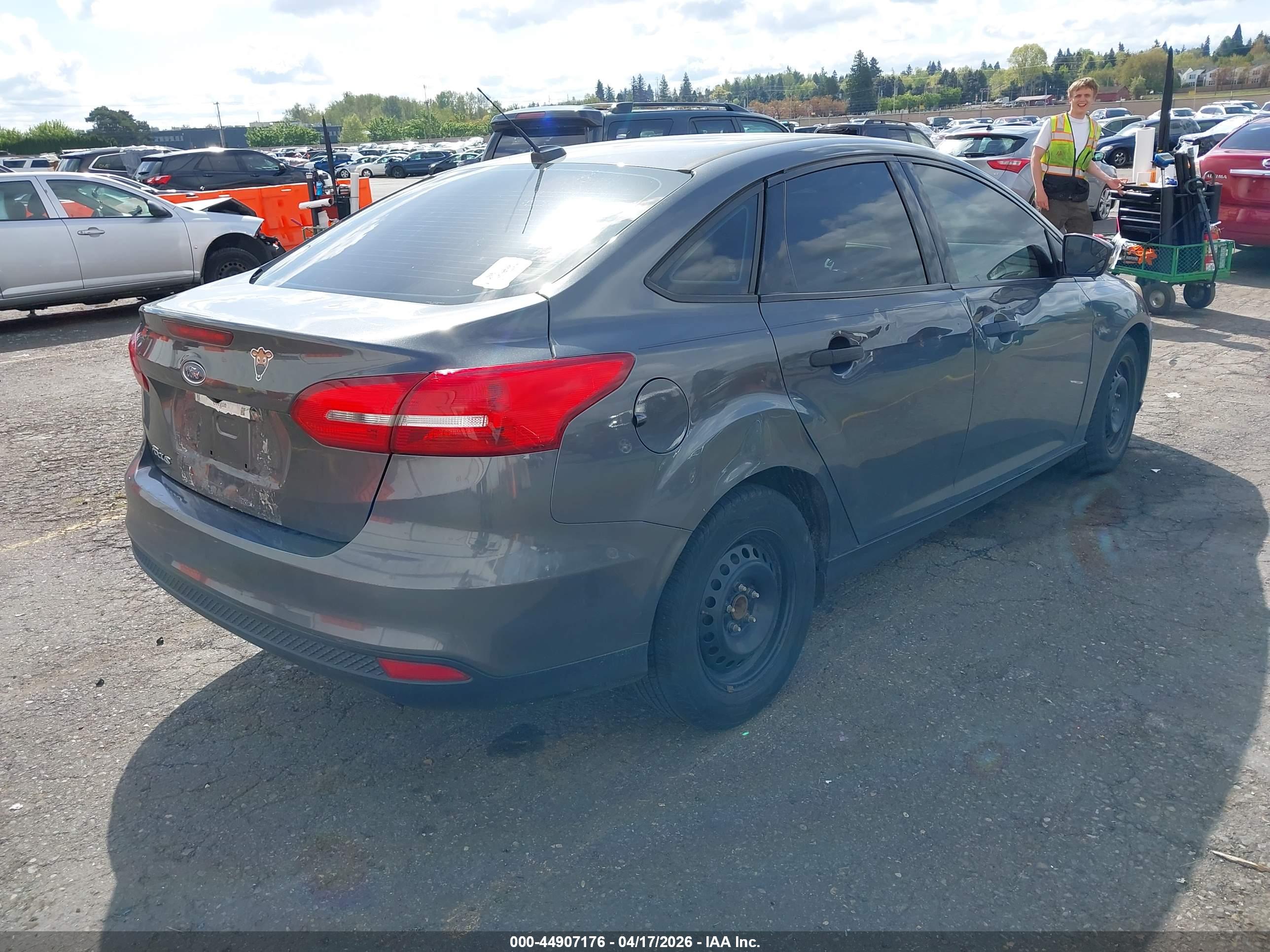 2017 FORD Focus — VIN 1FADP3E29HL303741 — photo 4