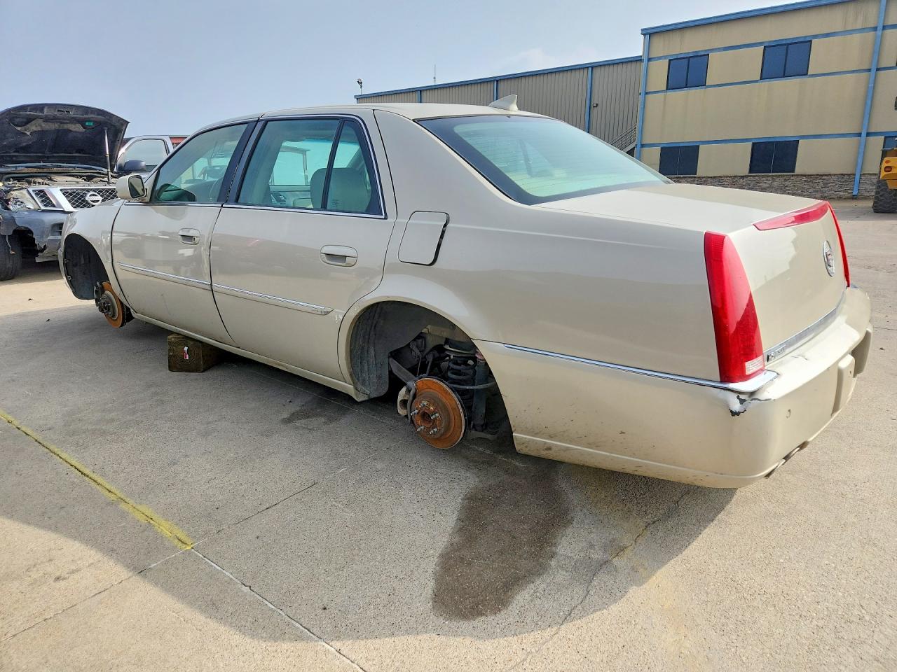 2011 CADILLAC DTS — VIN 1G6KH5E69BU148397 — photo 2