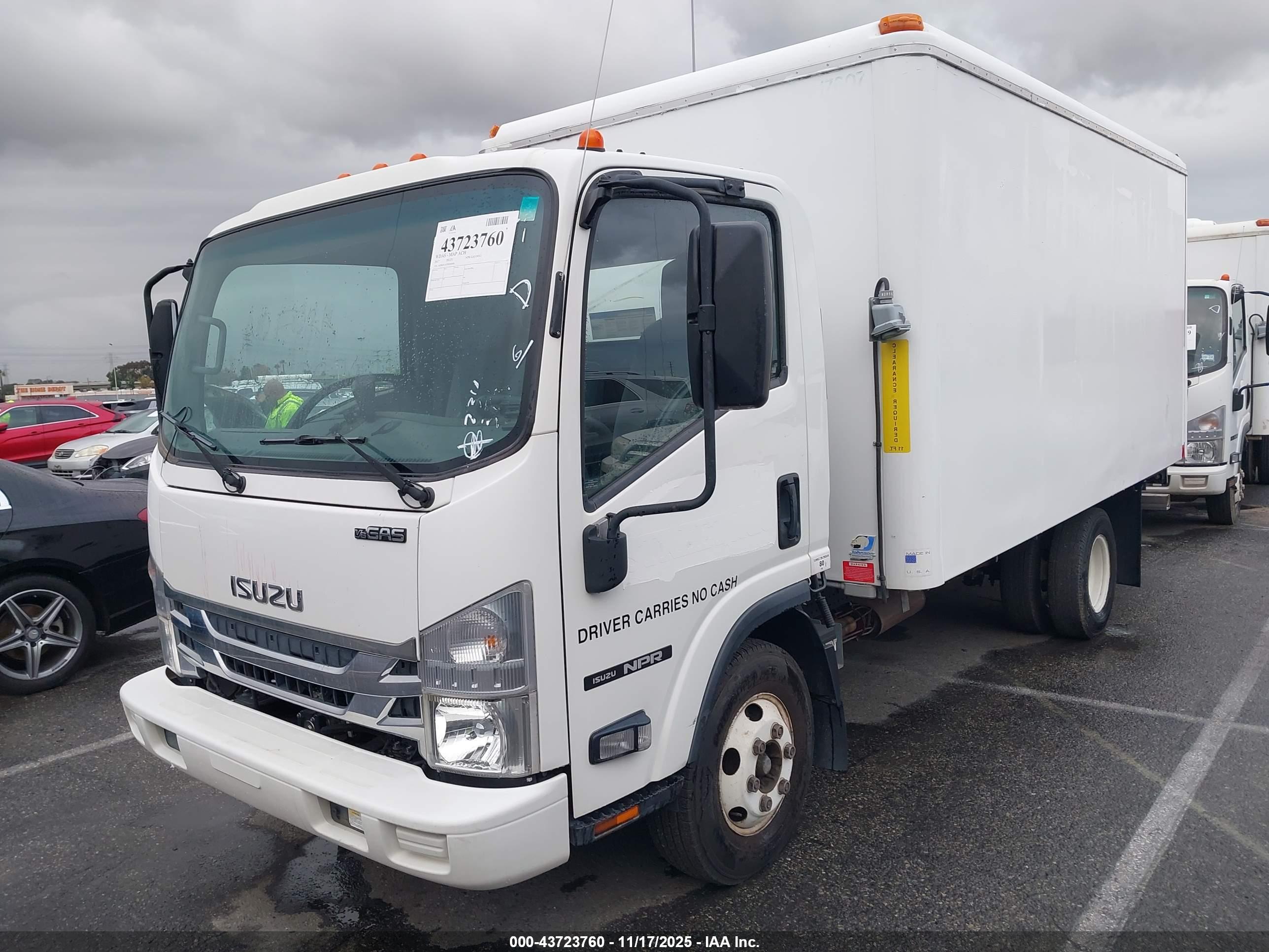 2017 ISUZU NPR — VIN 54DB4W1B7HS804808 — photo 2