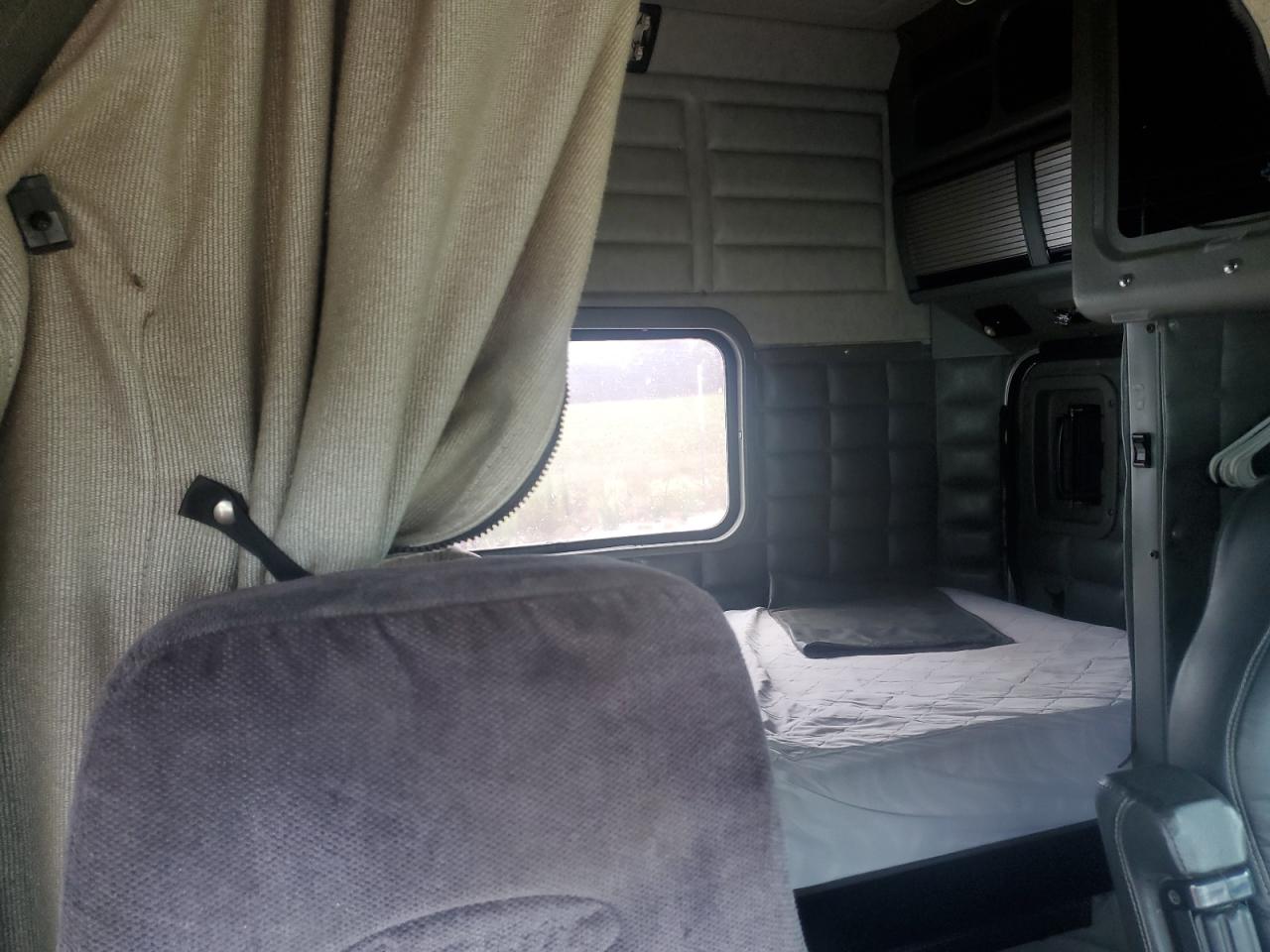 2000 PETERBILT 379 — VIN 1XP5DB9X0YN532710 — photo 4