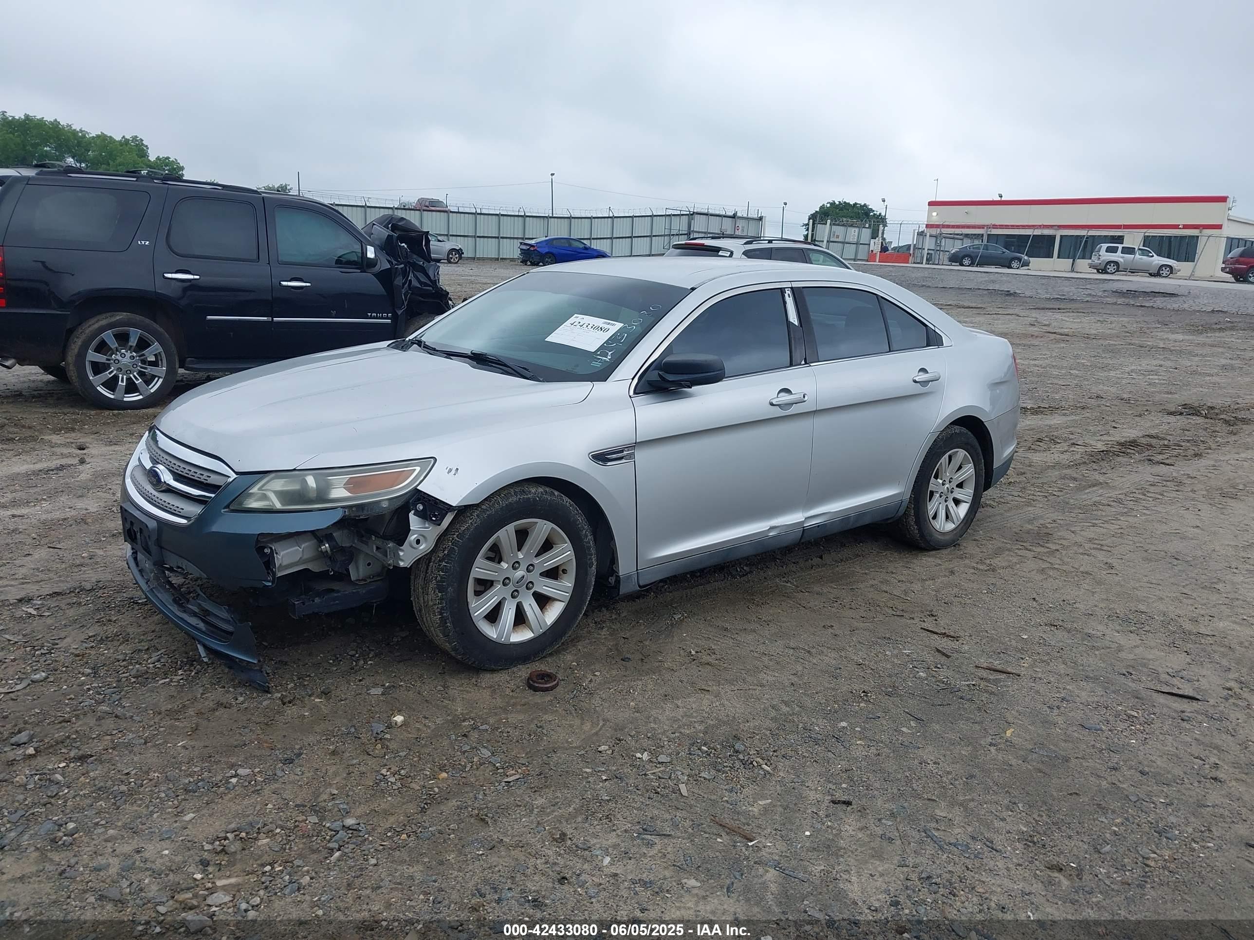 2010 FORD Taurus — VIN 1FAHP2DW6AG166319 — photo 2