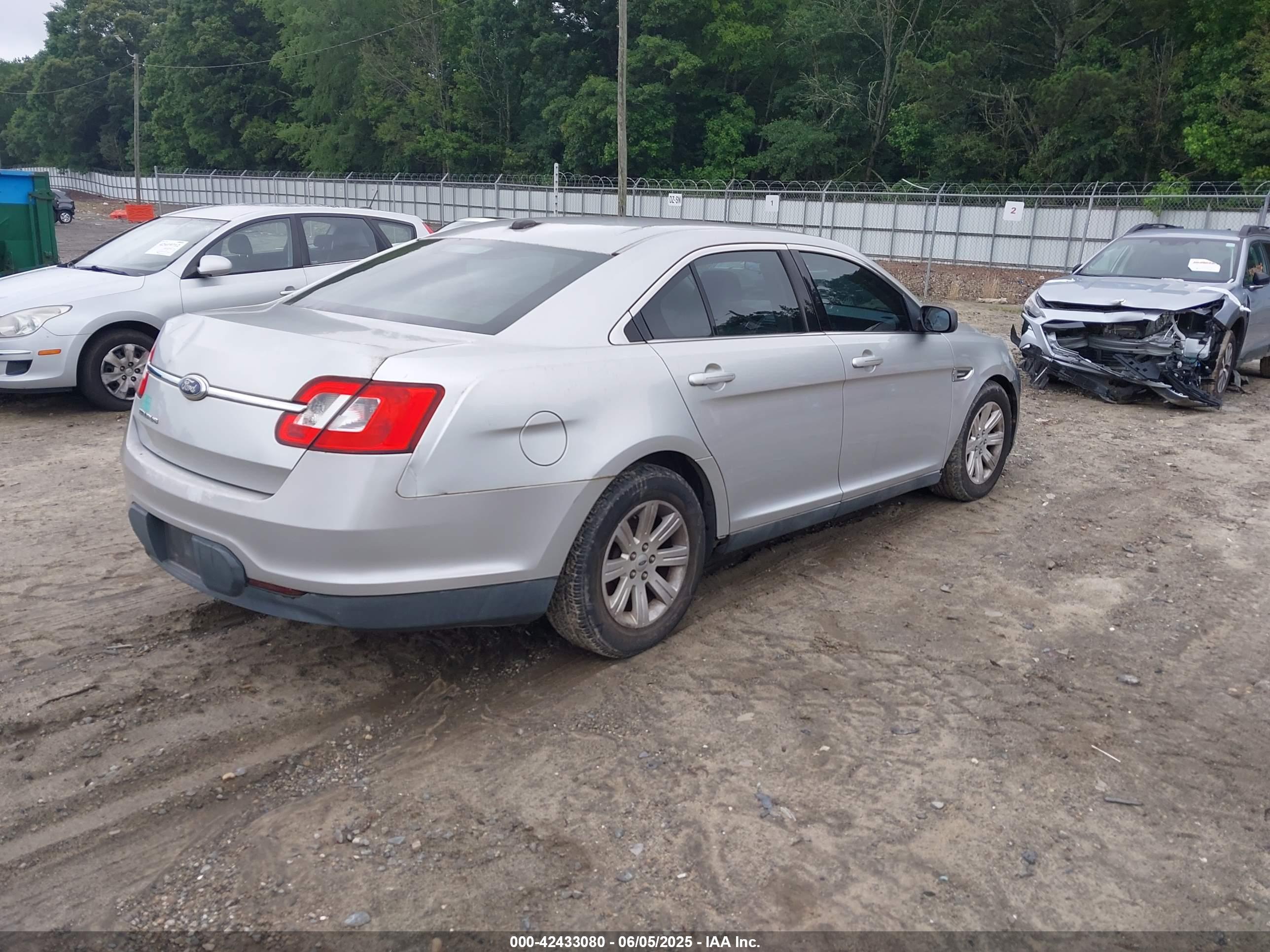 2010 FORD Taurus — VIN 1FAHP2DW6AG166319 — photo 4