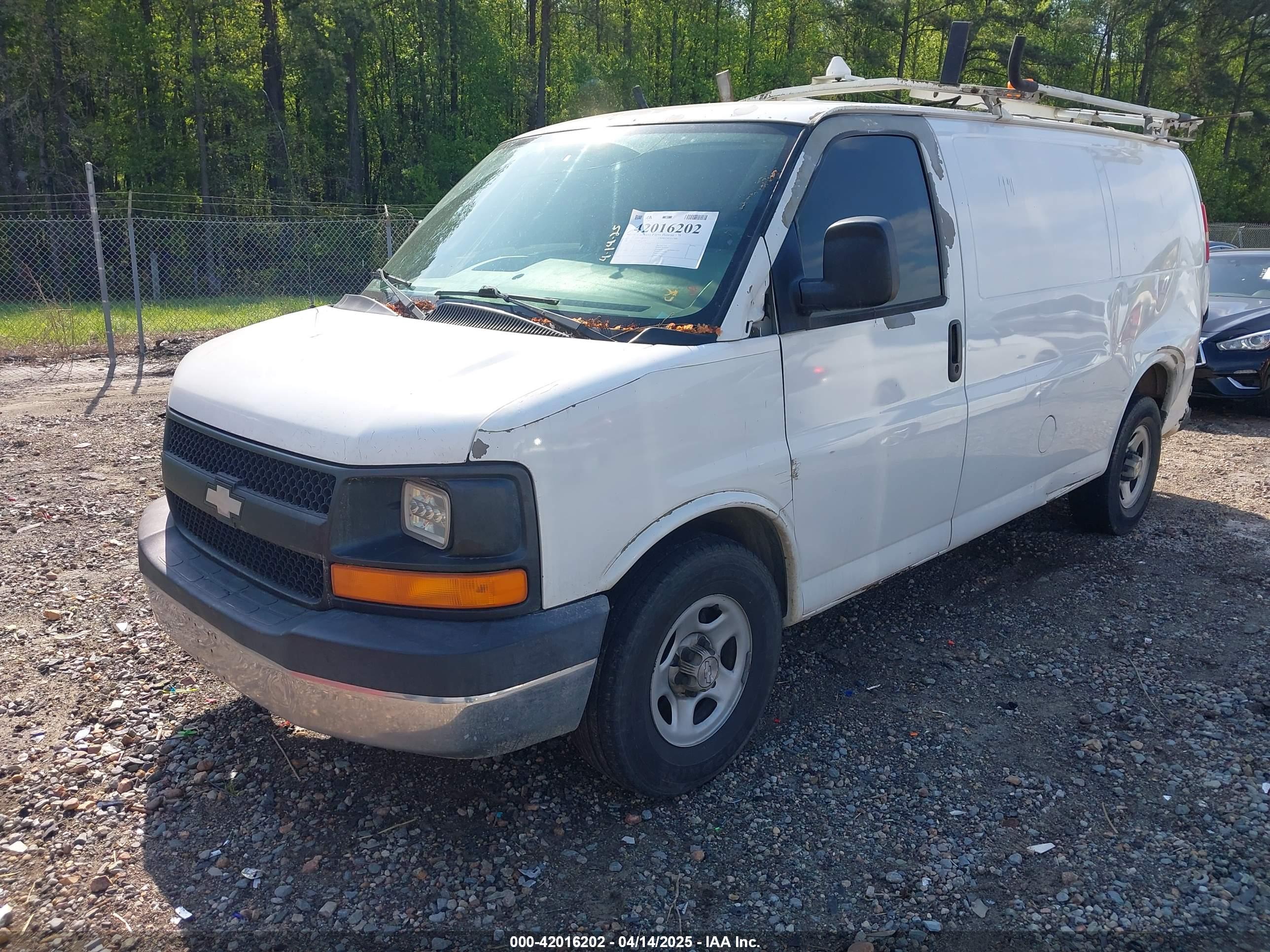 2008 CHEVROLET Express — VIN 1GCFG15X581225764 — photo 2