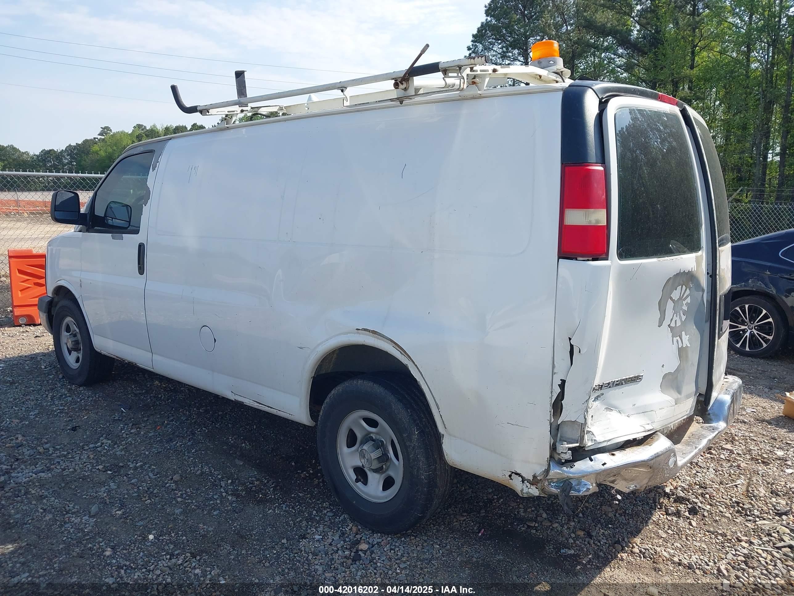 2008 CHEVROLET Express — VIN 1GCFG15X581225764 — photo 3