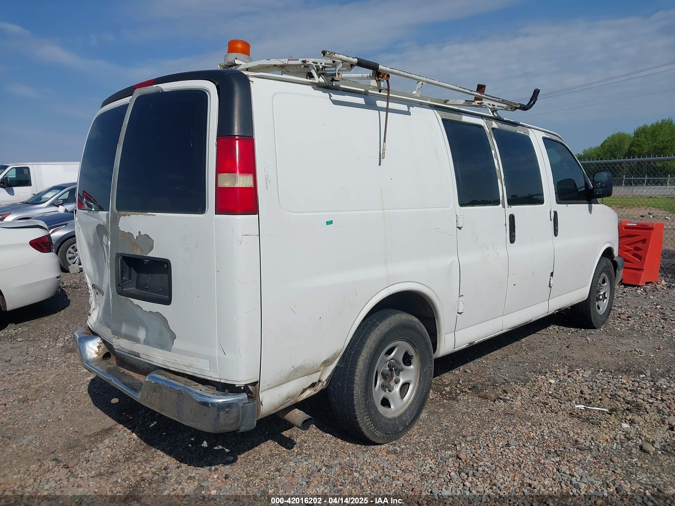 2008 CHEVROLET Express — VIN 1GCFG15X581225764 — photo 4
