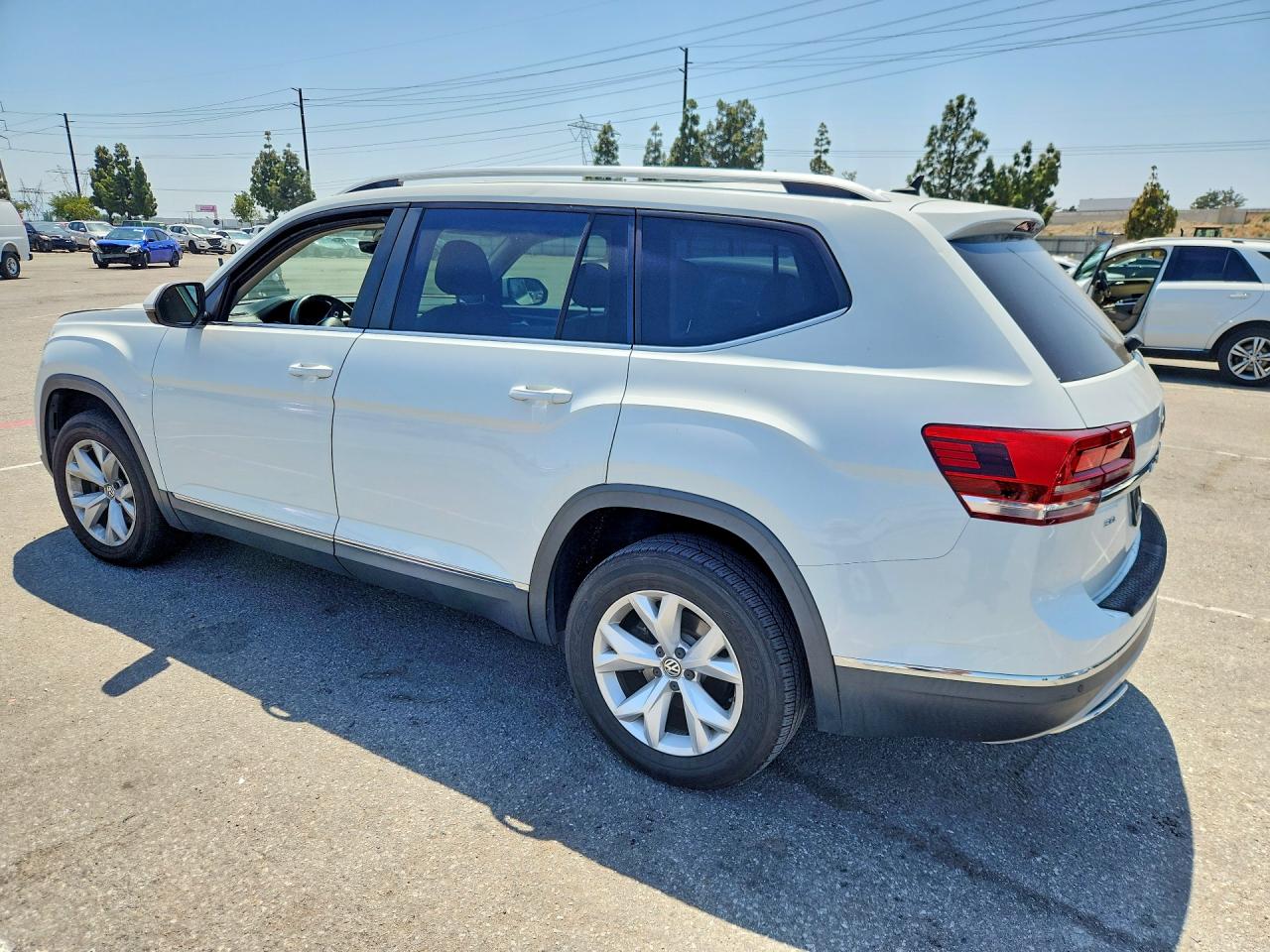 2018 VOLKSWAGEN Atlas — VIN 1V2MR2CA6JC527482 — photo 2