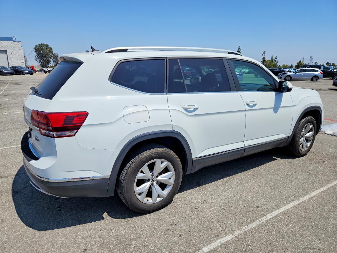 2018 VOLKSWAGEN Atlas — VIN 1V2MR2CA6JC527482 — photo 3