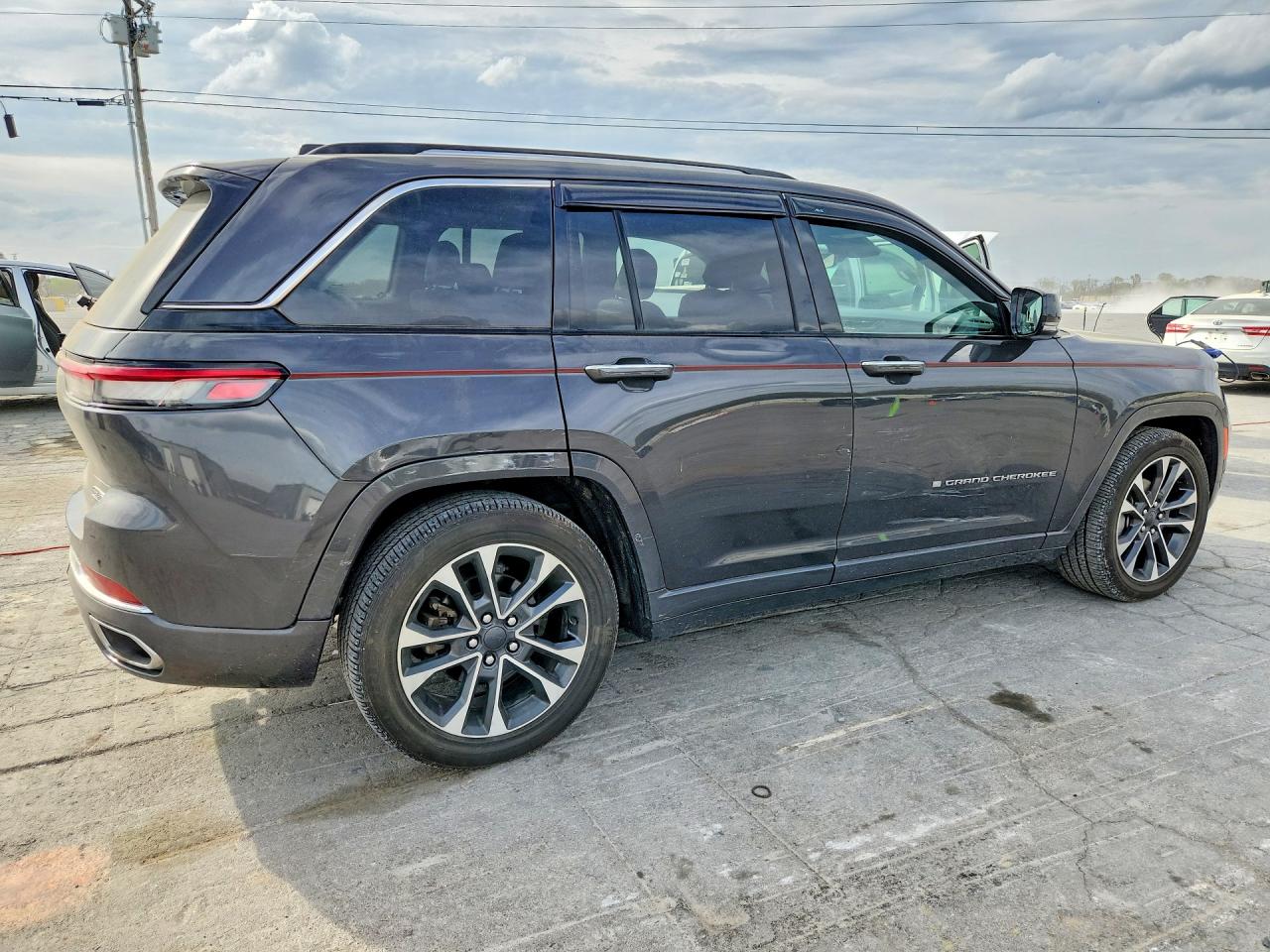 2023 JEEP Cherokee — VIN 1C4RJHDG3PC546567 — photo 3