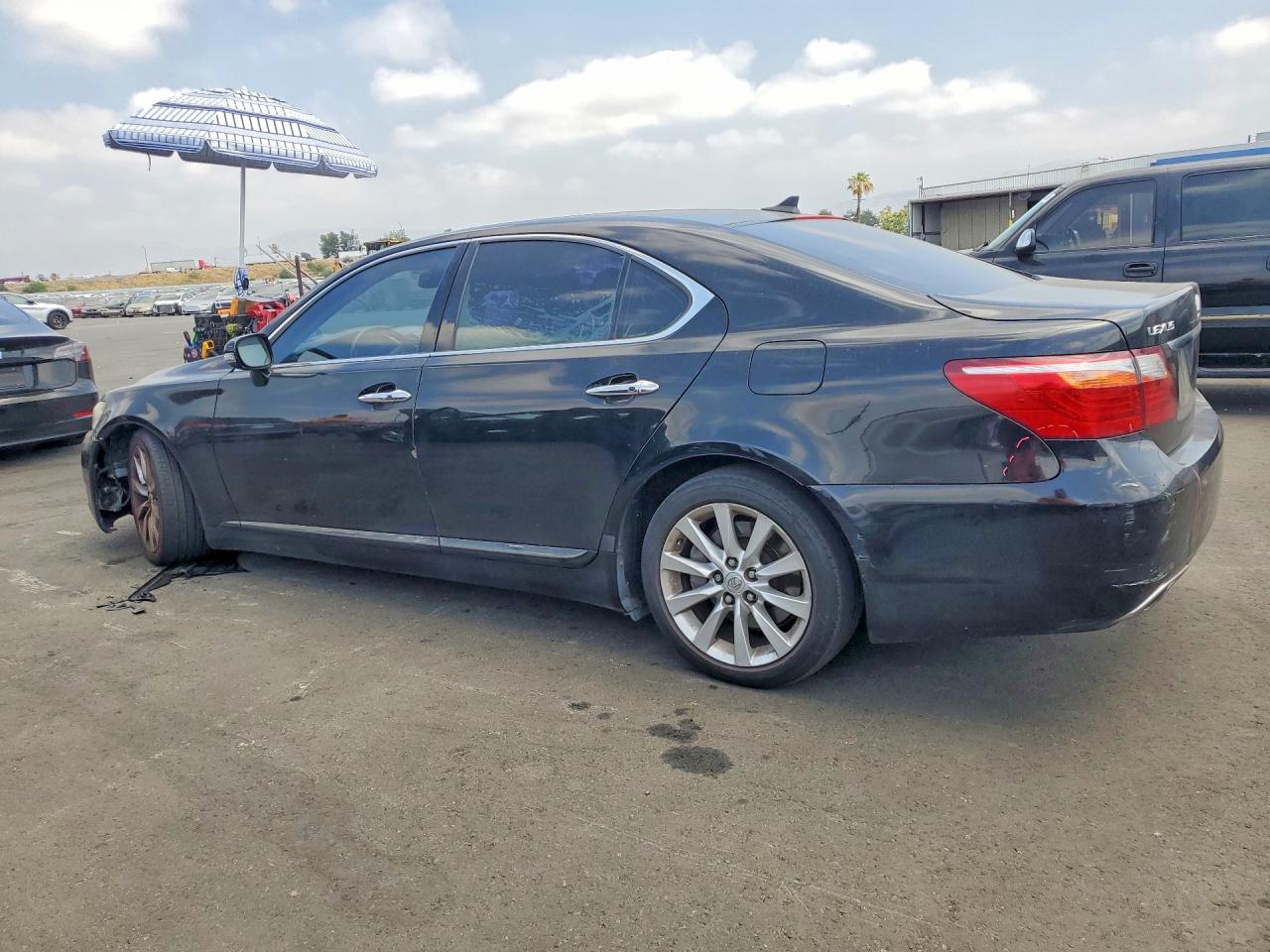 2010 LEXUS LS — VIN JTHCL5EF1A5007945 — photo 2
