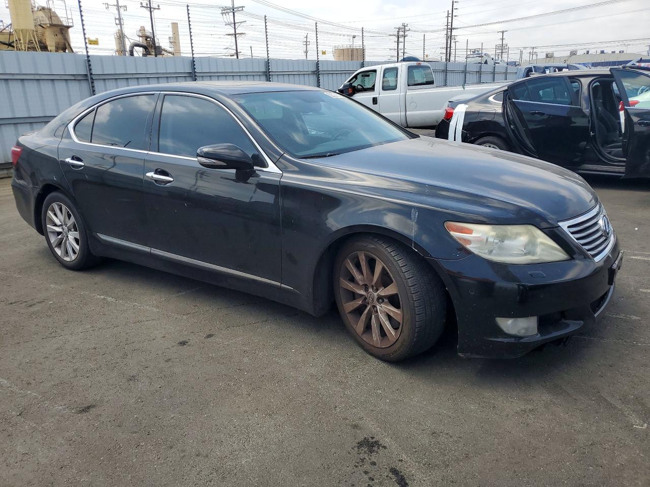 2010 LEXUS LS — VIN JTHCL5EF1A5007945 — photo 4