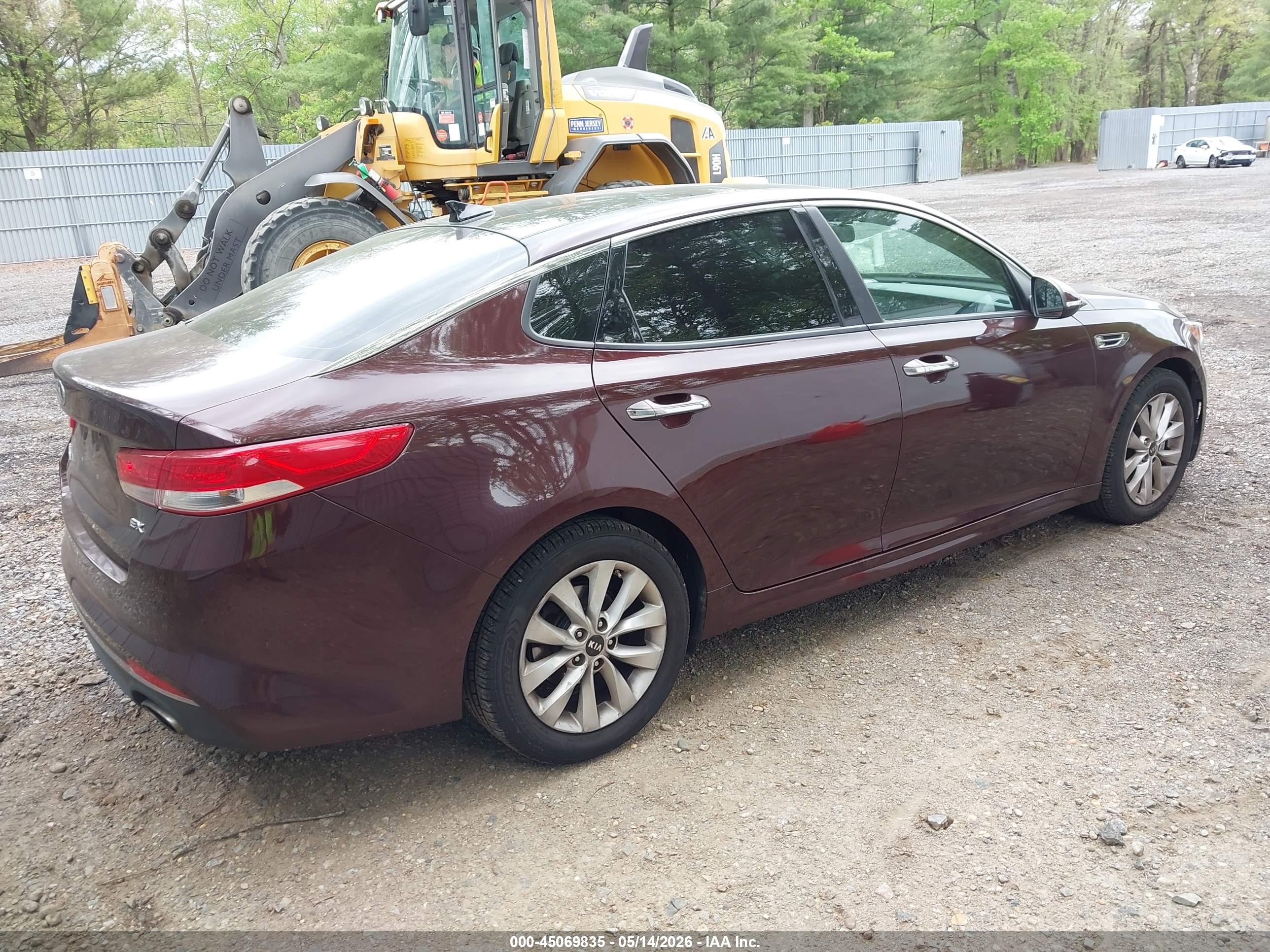 2018 KIA Optima — VIN 5XXGU4L37JG221367 — photo 4