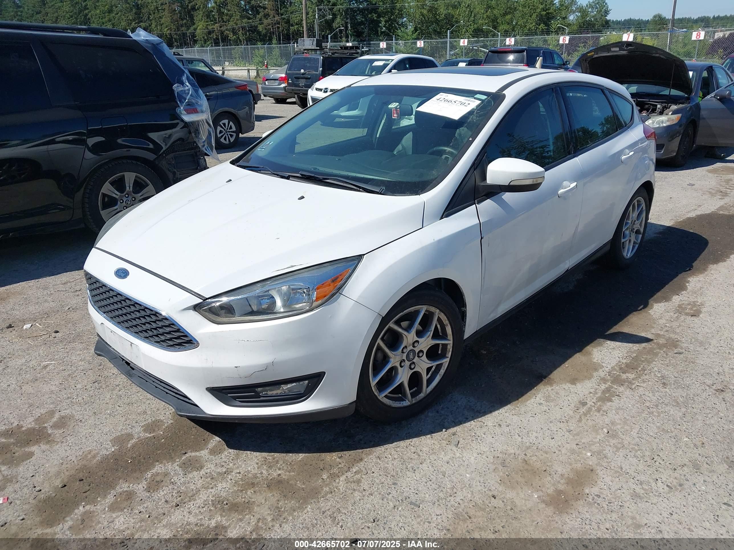 2015 FORD Focus — VIN 1FADP3K29FL326843 — photo 2