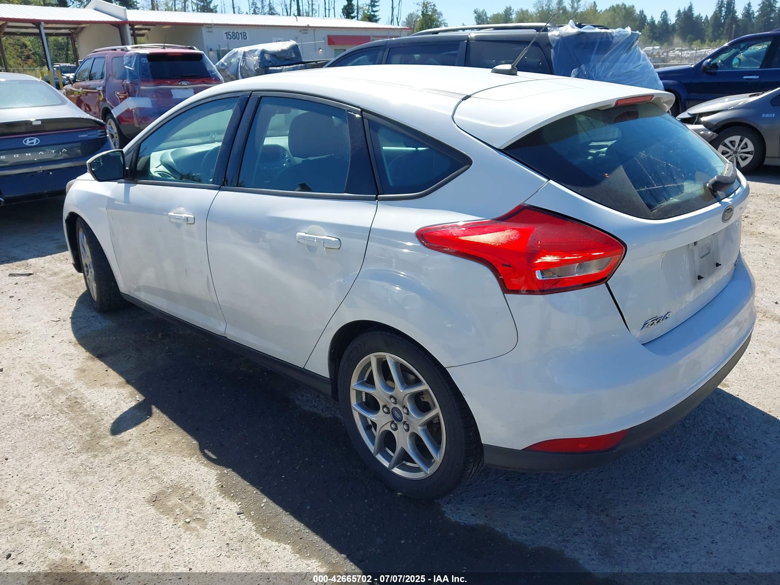 2015 FORD Focus — VIN 1FADP3K29FL326843 — photo 3