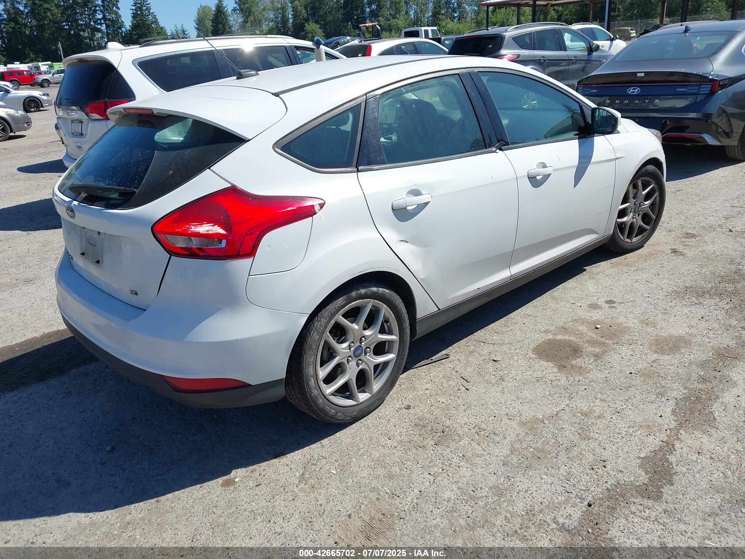 2015 FORD Focus — VIN 1FADP3K29FL326843 — photo 4