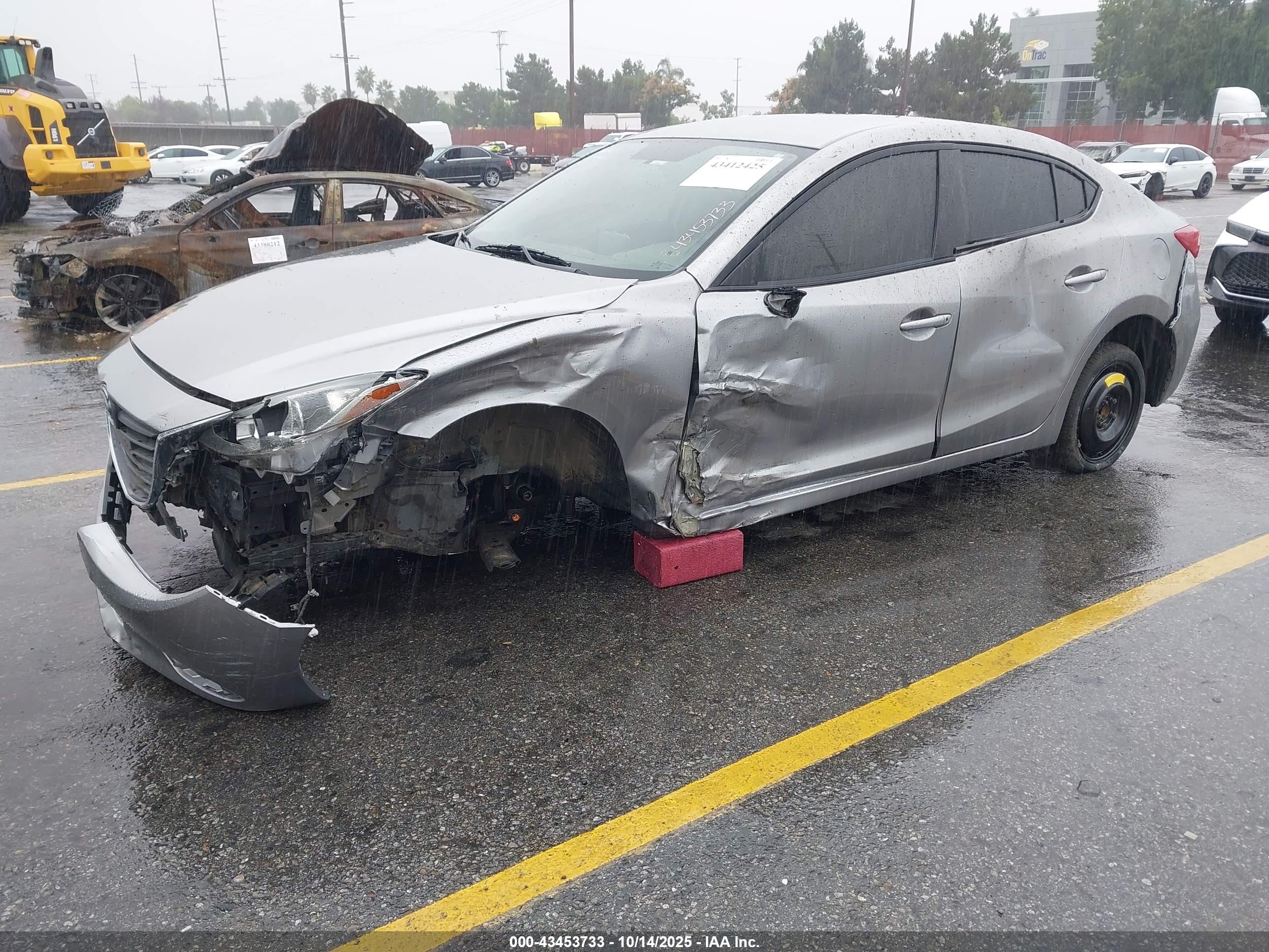 2015 MAZDA 3 — VIN 3MZBM1U72FM186458 — photo 2