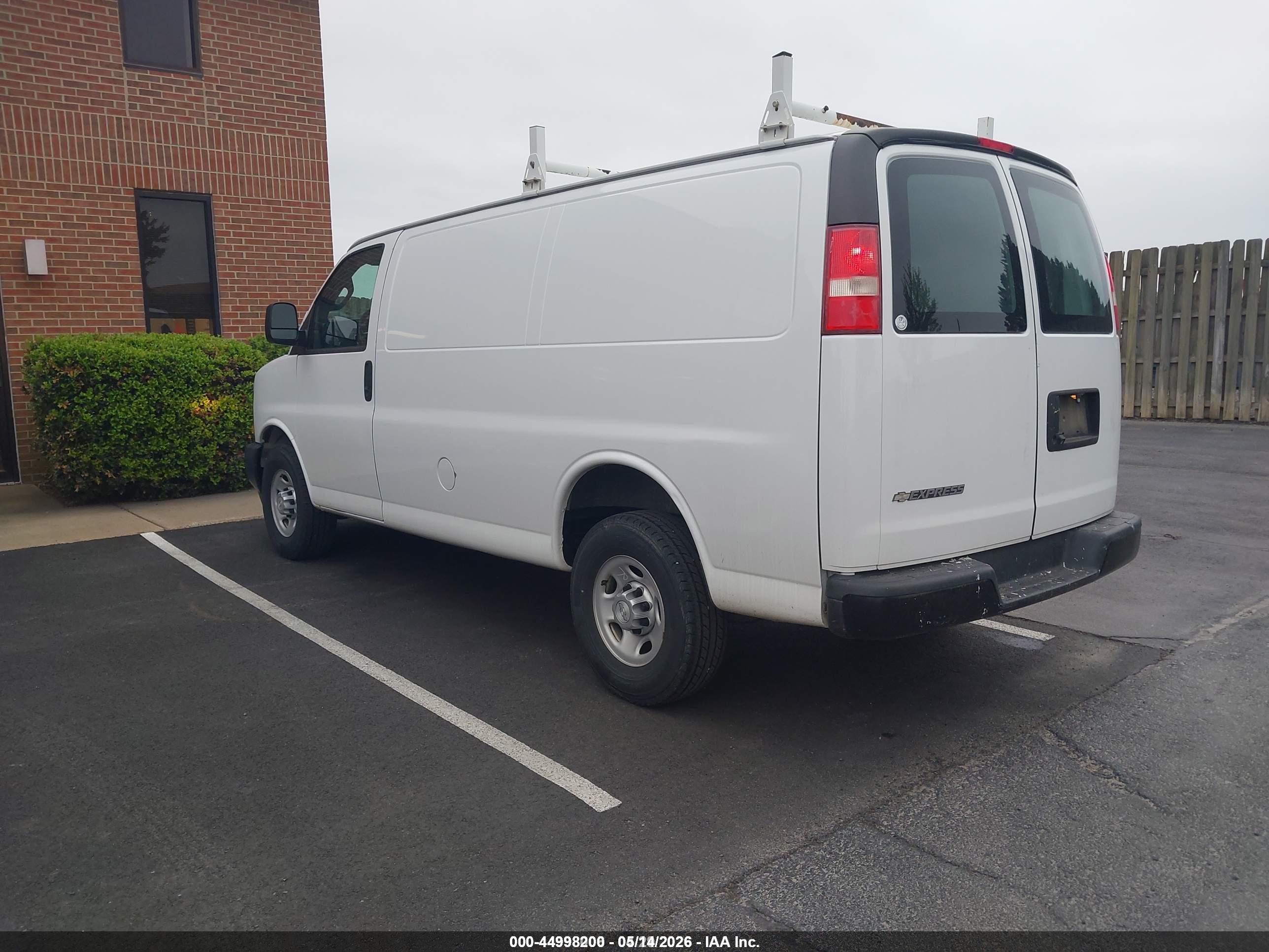 2017 CHEVROLET Express — VIN 1GCWGAFG8H1293149 — photo 3