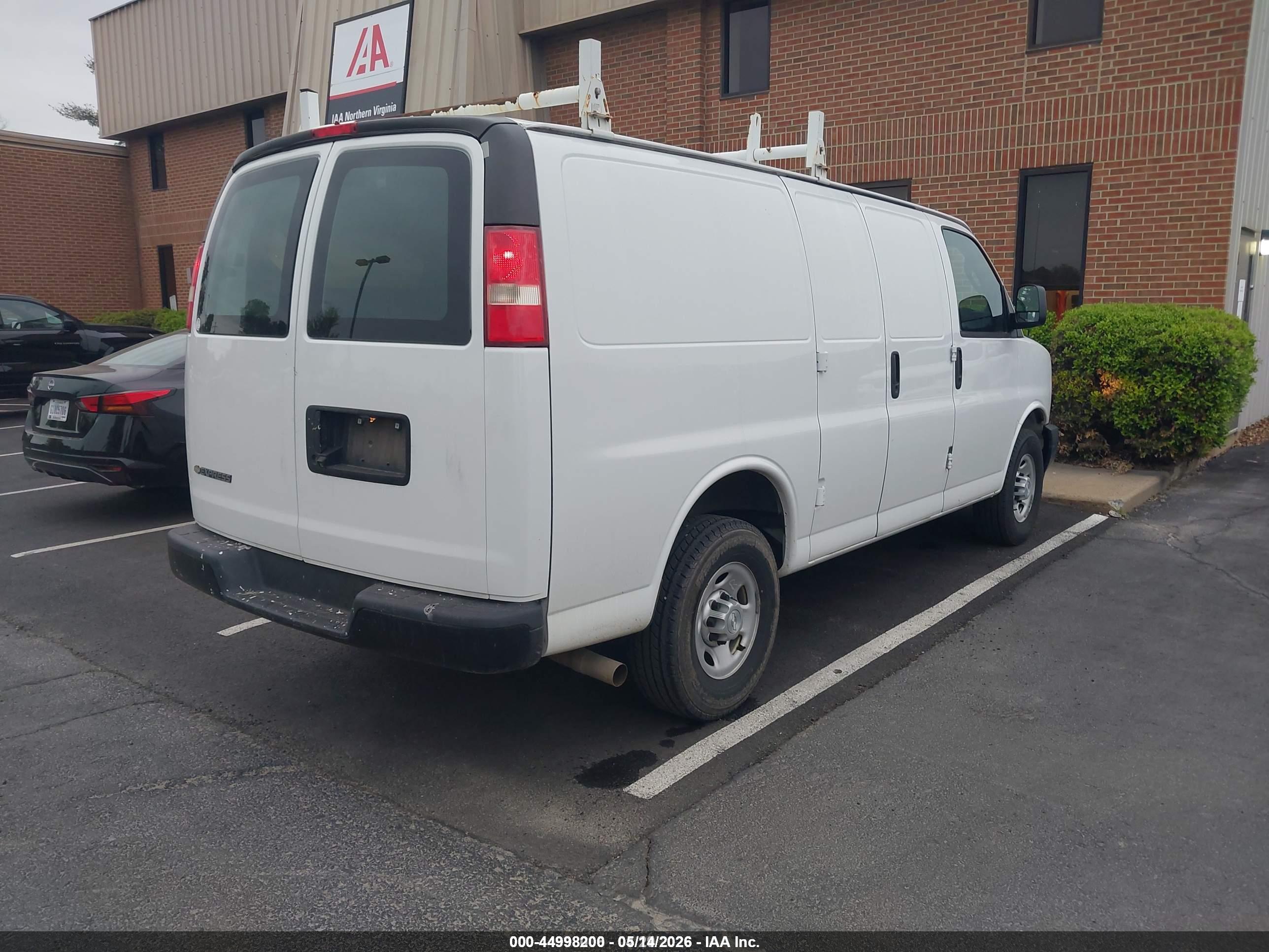 2017 CHEVROLET Express — VIN 1GCWGAFG8H1293149 — photo 4
